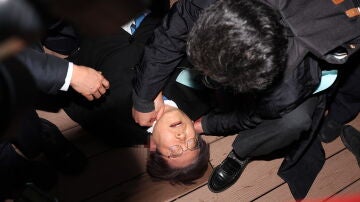 Apuñalan en el cuello al líder de la oposición surcoreana en un acto público