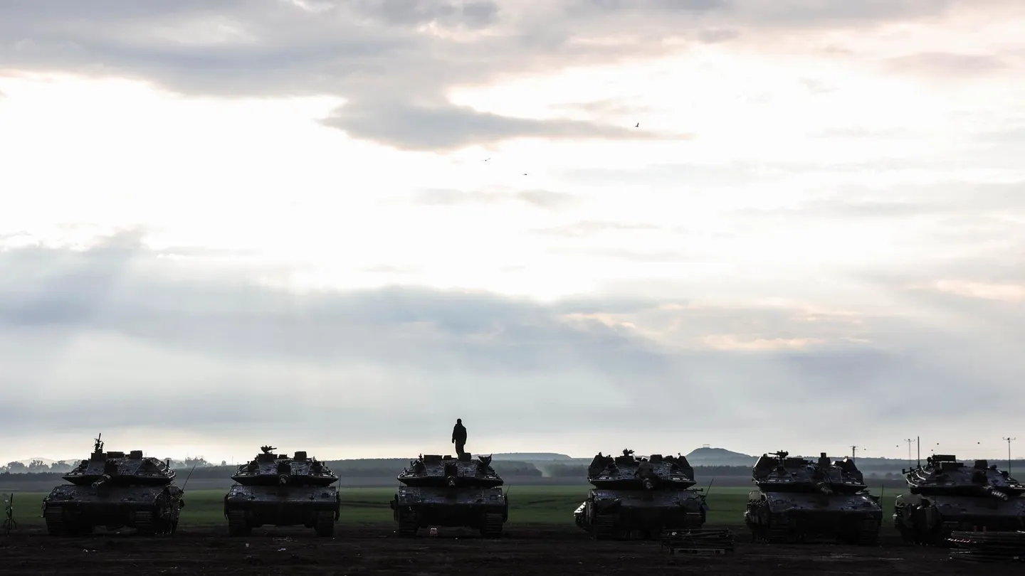 Un soldado israelí otea el horizonte subido a uno de los tanques que el Ejército reúne en la frontera con la Franja de Gaza este martes. Un soldado israelí otea el horizonte subido a uno de los tanques que el Ejército reúne en la frontera con la Franja de Gaza este martes.