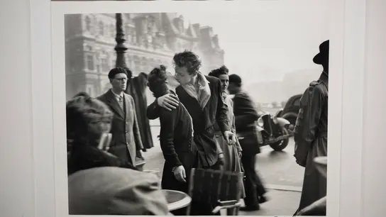 El beso de Robert Doisneau, en París El beso de Robert Doisneau, en París