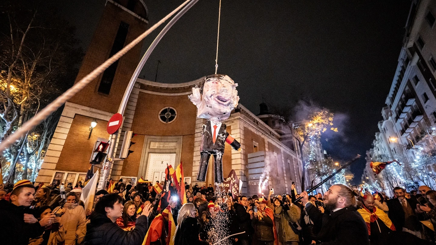 Decenas de personas celebran la entrada del año nuevo en la calle Ferraz, a 1 de enero de 2024, en Madrid (España). Decenas de personas celebran la entrada del año nuevo en la calle Ferraz, a 1 de enero de 2024, en Madrid (España).
