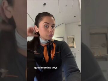 La extraña petición de un pasajero a una azafata de vuelo tras una discusión con su novia: "Dudé"