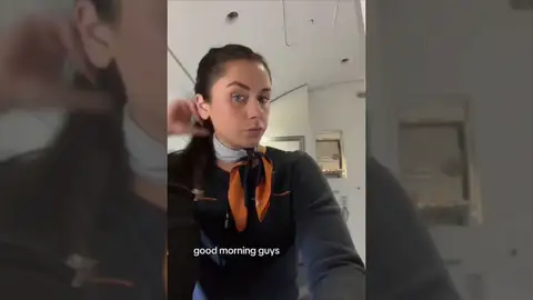 La extraña petición de un pasajero a una azafata de vuelo tras una discusión con su novia: "Dudé"