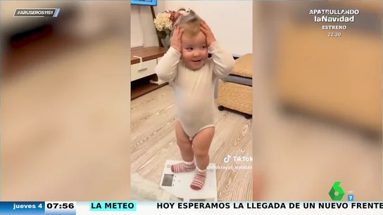La divertida reacción de un bebé tras subirse a una báscula tras las comidas de Navidad: "Y todavía le queda el roscón" La divertida reacción de un bebé tras subirse a una báscula tras las comidas de Navidad: "Y todavía le queda el roscón"