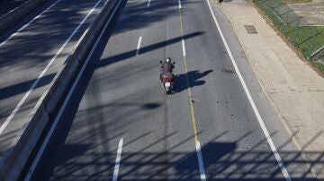 EsUna moto circula por la carretera de A Coruña, a 30 de diciembre de 2021, en Madrid, (España).