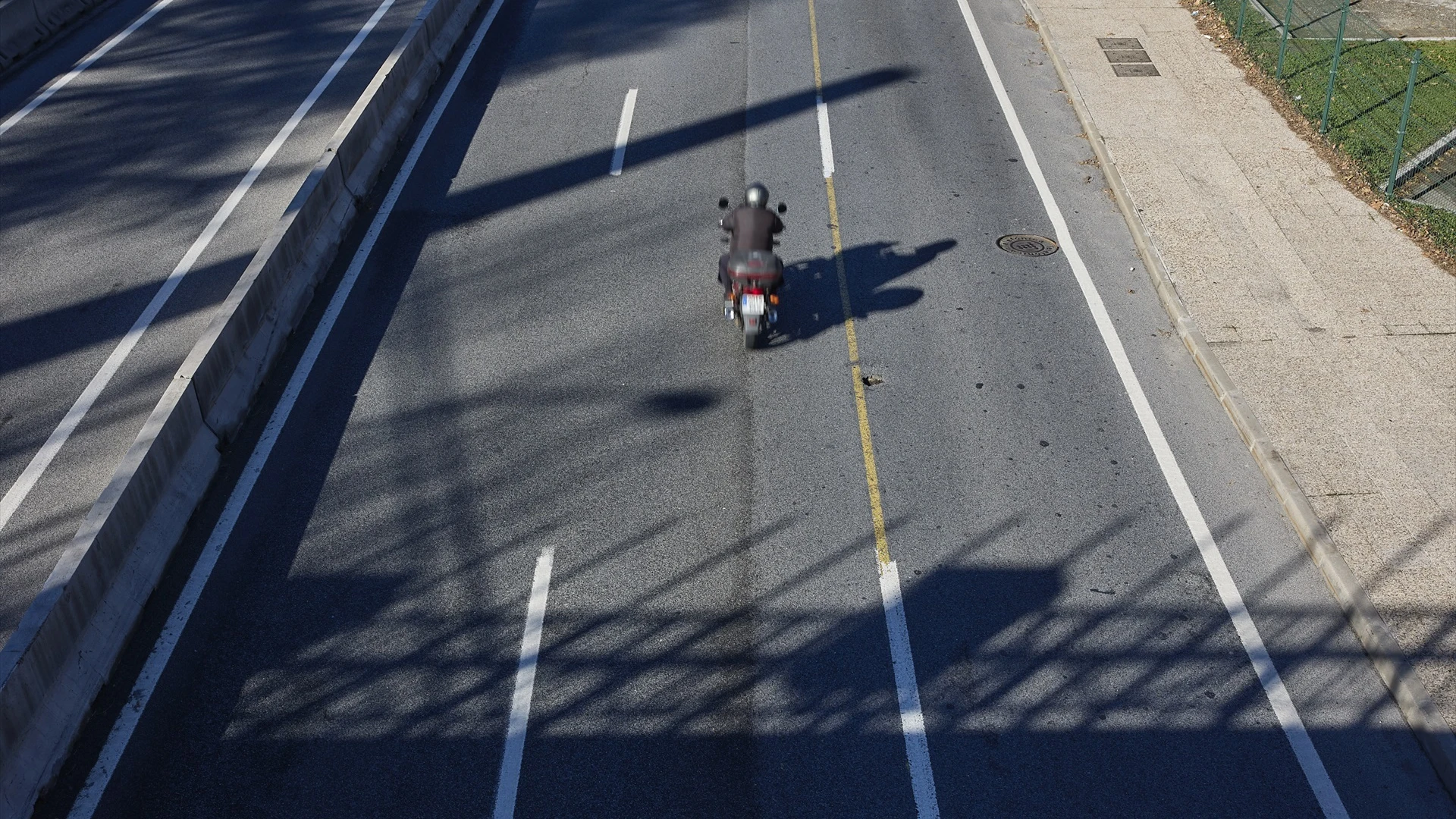 EsUna moto circula por la carretera de A Coruña, a 30 de diciembre de 2021, en Madrid, (España).