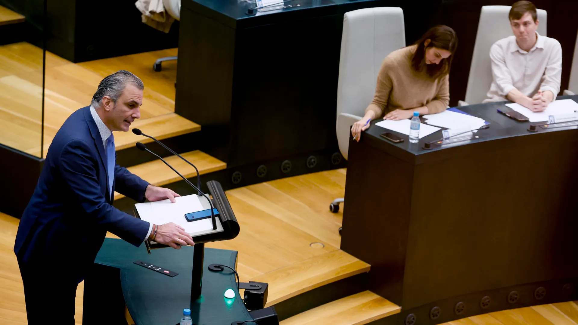 La portavoz municipal de Más Madrid, Rita Maestre, escucha la intervención de Ortega Smith