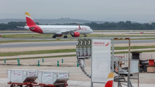 Imagen de archivo de un avión de la aerolínea Iberia en el aeropuerto Adolfo Suárez Madrid-Barajas. Imagen de archivo de un avión de la aerolínea Iberia en el aeropuerto Adolfo Suárez Madrid-Barajas.