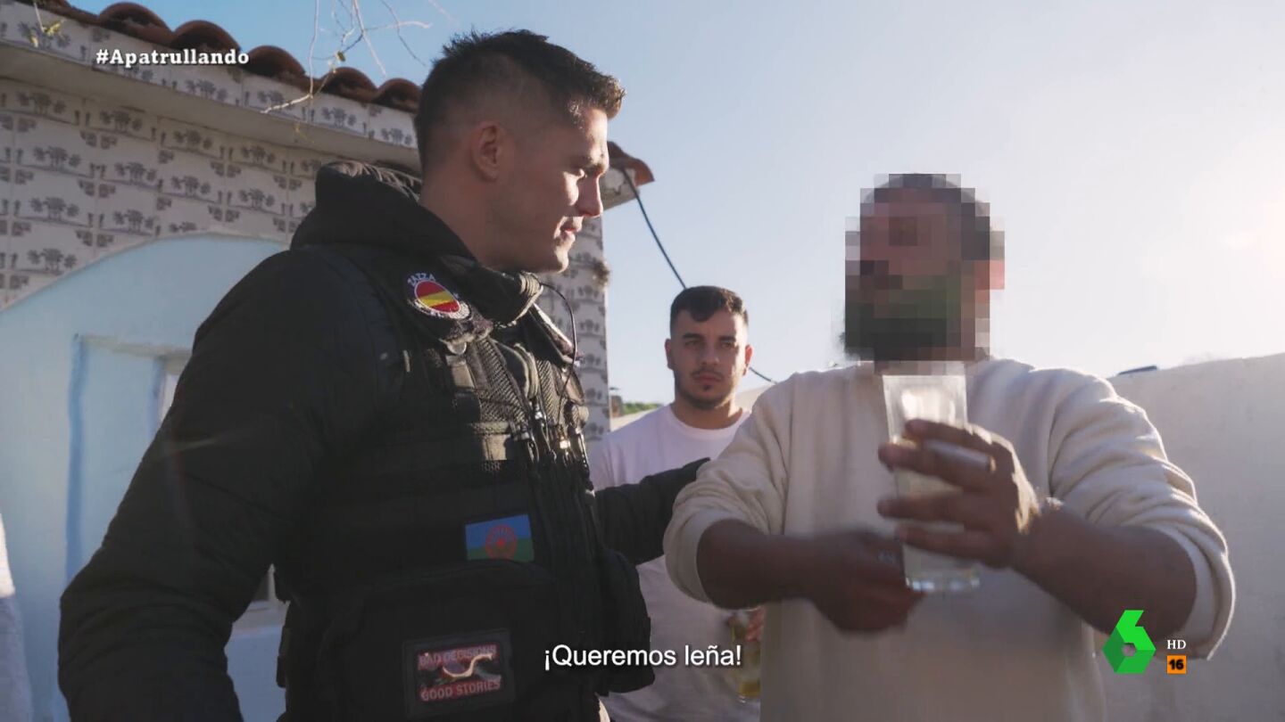 Un residente de la Ca&ntilde;ada Real le pide a Zazza, el italiano que corte la grabaci&oacute;n al preguntarle por la falta de luz
