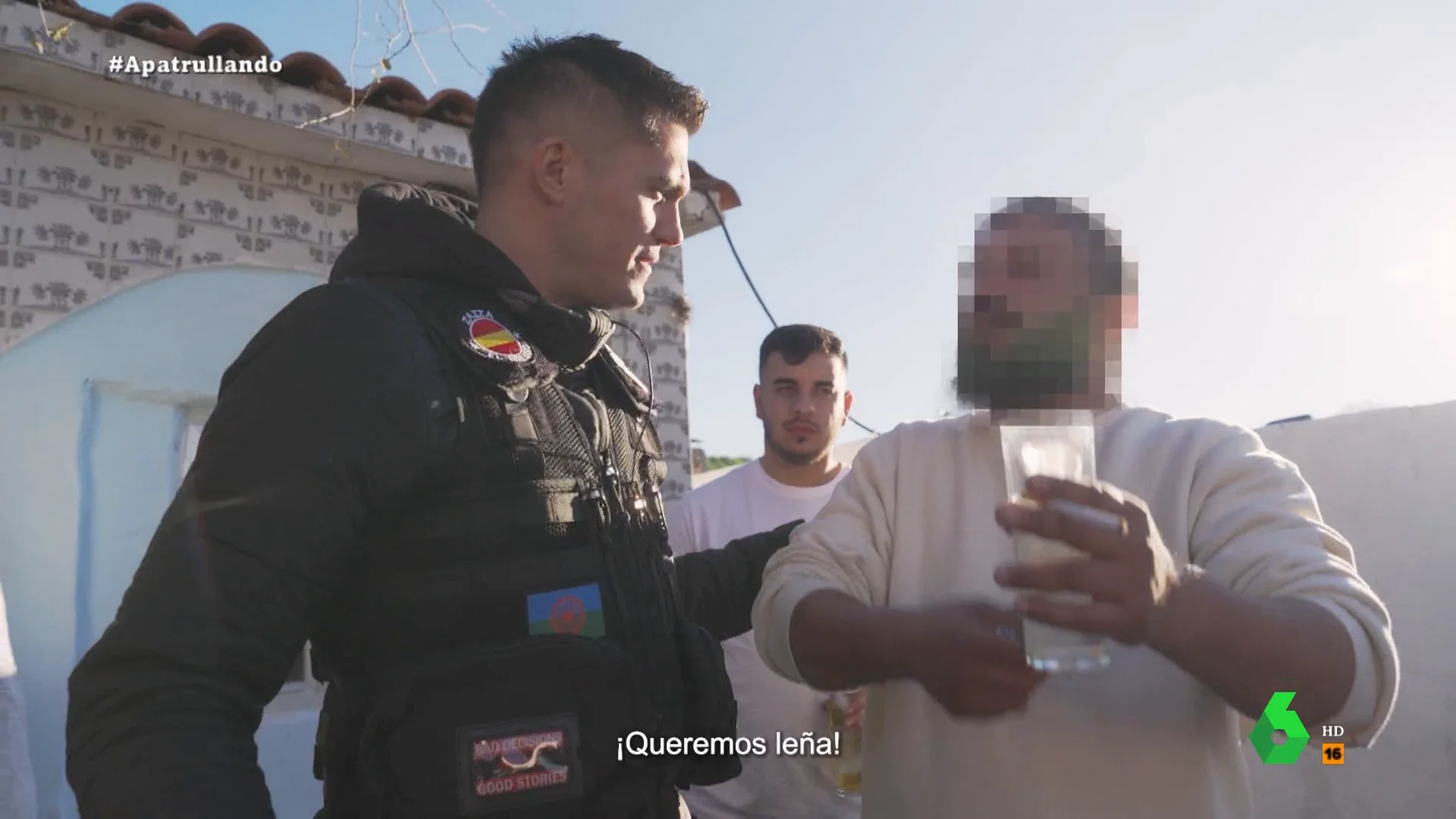 Un residente de la Cañada Real le pide a Zazza, el italiano que corte la grabación al preguntarle por la falta de luz