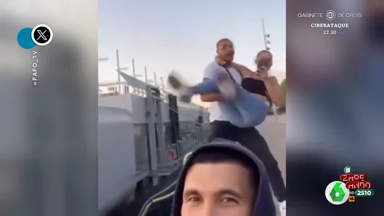 Un chico bromea con lanzar a su novia al río pero un fallo de cálculo hace que acaben empapados Un chico bromea con lanzar a su novia al río pero un fallo de cálculo hace que acaben empapados