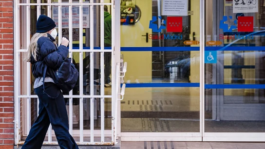 Una mujer pasa con mascarilla por el centro de salud de Embajadores, Madrid Una mujer pasa con mascarilla por el centro de salud de Embajadores, Madrid