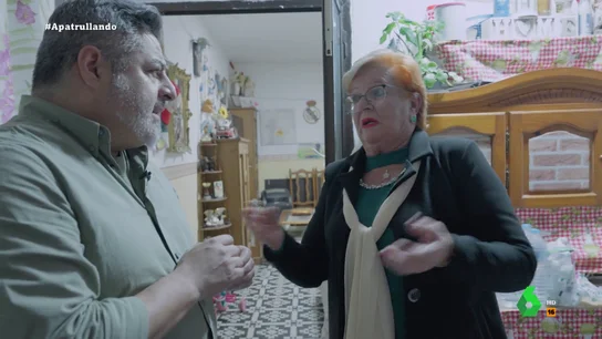 Jalis de la Serna visita el Barrio de la La Atunara de La Línea de la Concepción con Chari, una de sus vecinas Jalis de la Serna visita el Barrio de la La Atunara de La Línea de la Concepción con Chari, una de sus vecinas