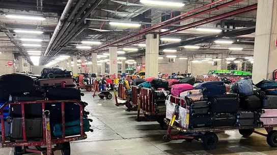 Imágenes de las maletas abandonadas en el Aeropuerto del Prat debido a la huelga de servicios de handling. Imágenes de las maletas abandonadas en el Aeropuerto del Prat debido a la huelga de servicios de handling.