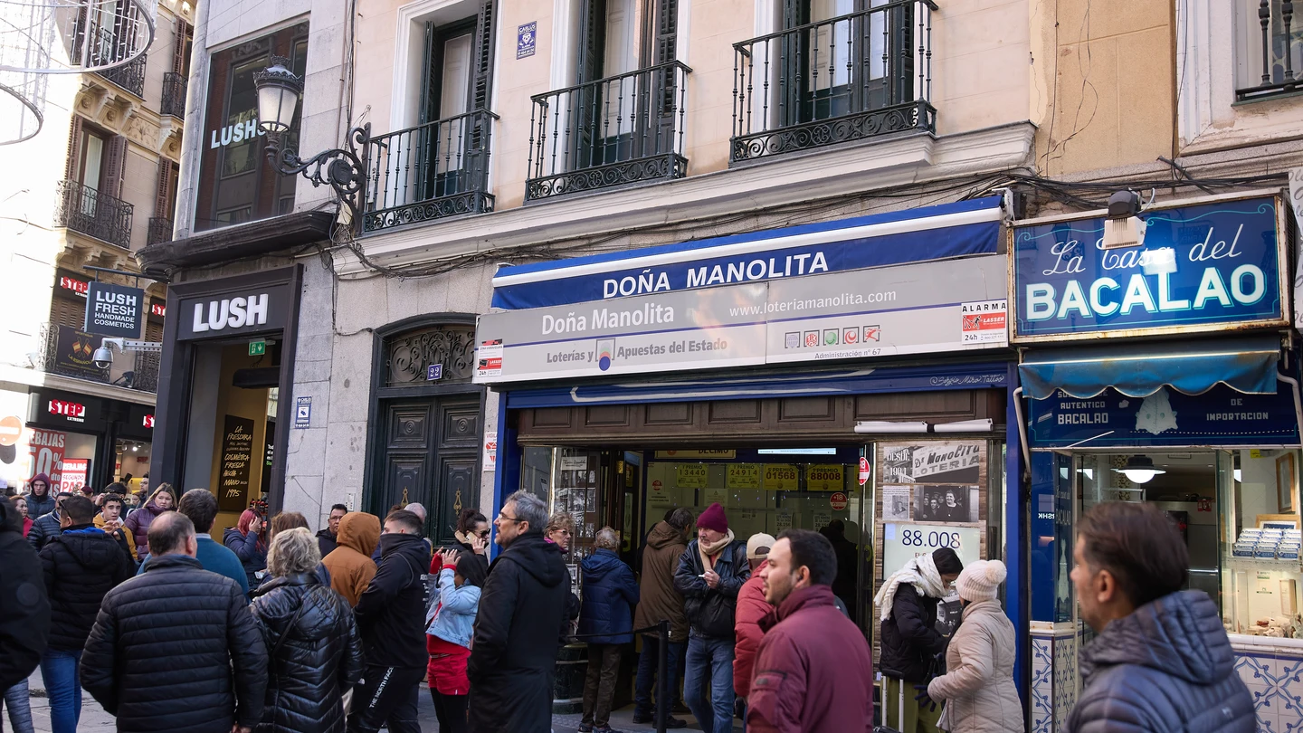 Colas para comprar Lotería del Niño de 2024 en Doña Manolita, en Madrid Colas para comprar Lotería del Niño de 2024 en Doña Manolita, en Madrid