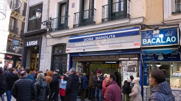 Colas para comprar Lotería del Niño de 2024 en Doña Manolita, en Madrid