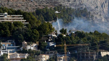 Medios aéreos intentan sofocar este sábado el incendio en Altea (Alicante)