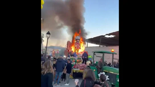 Una carroza de la Cabalgata de Reyes de Gines (Sevilla), incendiada Una carroza de la Cabalgata de Reyes de Gines (Sevilla), incendiada