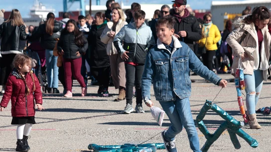 Miles de niños han participado hoy en el tradicional arrastre de latas en Algeciras(Cádiz) para llamar a los Reyes Magos de Oriente. Miles de niños han participado hoy en el tradicional arrastre de latas en Algeciras(Cádiz) para llamar a los Reyes Magos de Oriente.