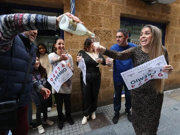 Agraciados del primer premio del Sorteo de El Niño en Cádiz, celebran su suerte en la Administración de la calle José del Toro.