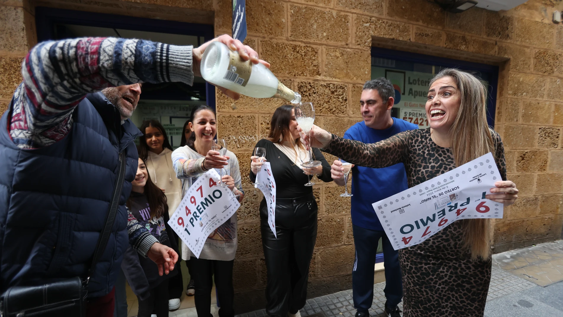 Agraciados del primer premio del Sorteo de El Niño en Cádiz, celebran su suerte en la Administración de la calle José del Toro.