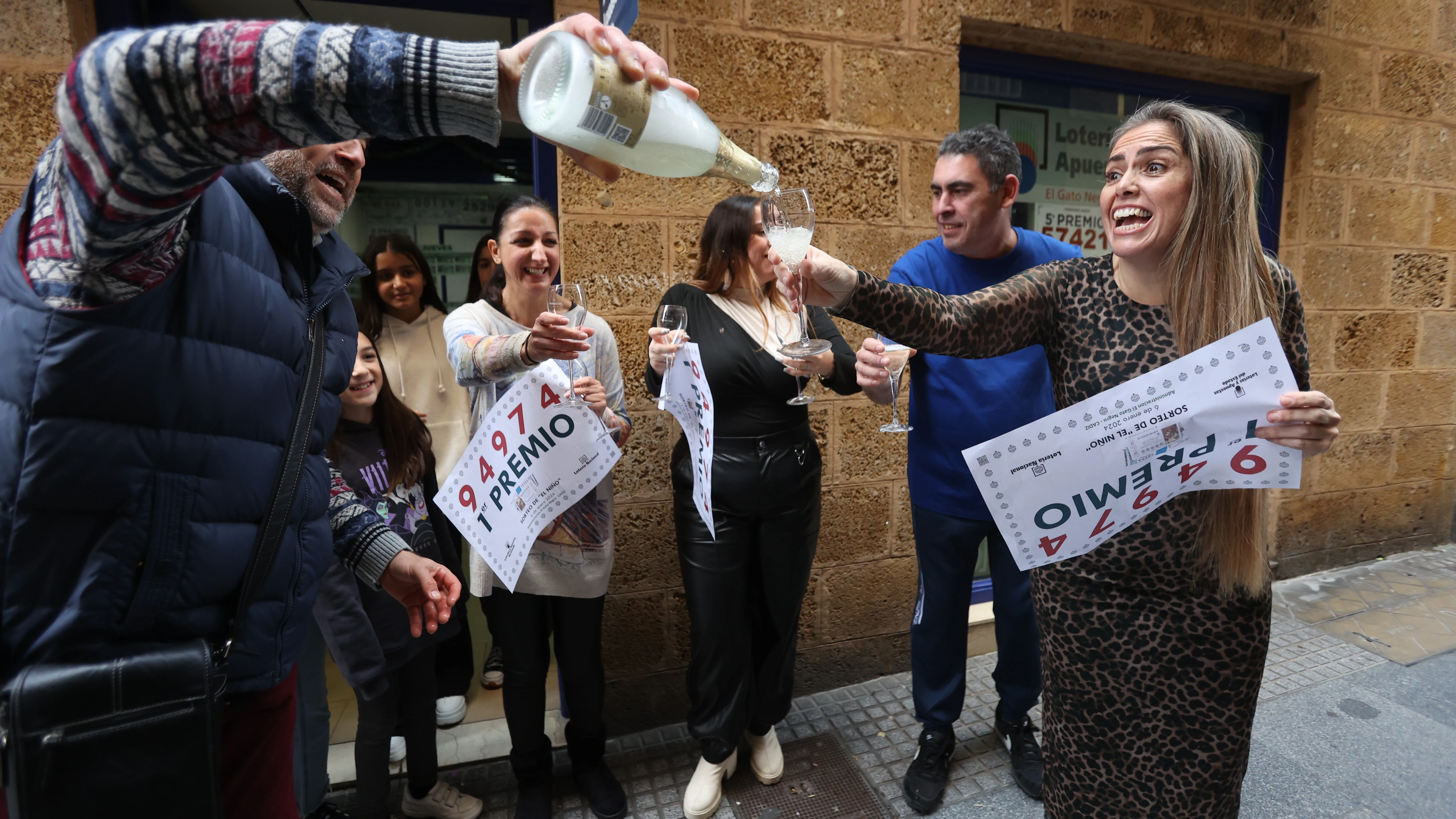 Agraciados del primer premio del Sorteo de El Niño en Cádiz, celebran su suerte en la Administración de la calle José del Toro.