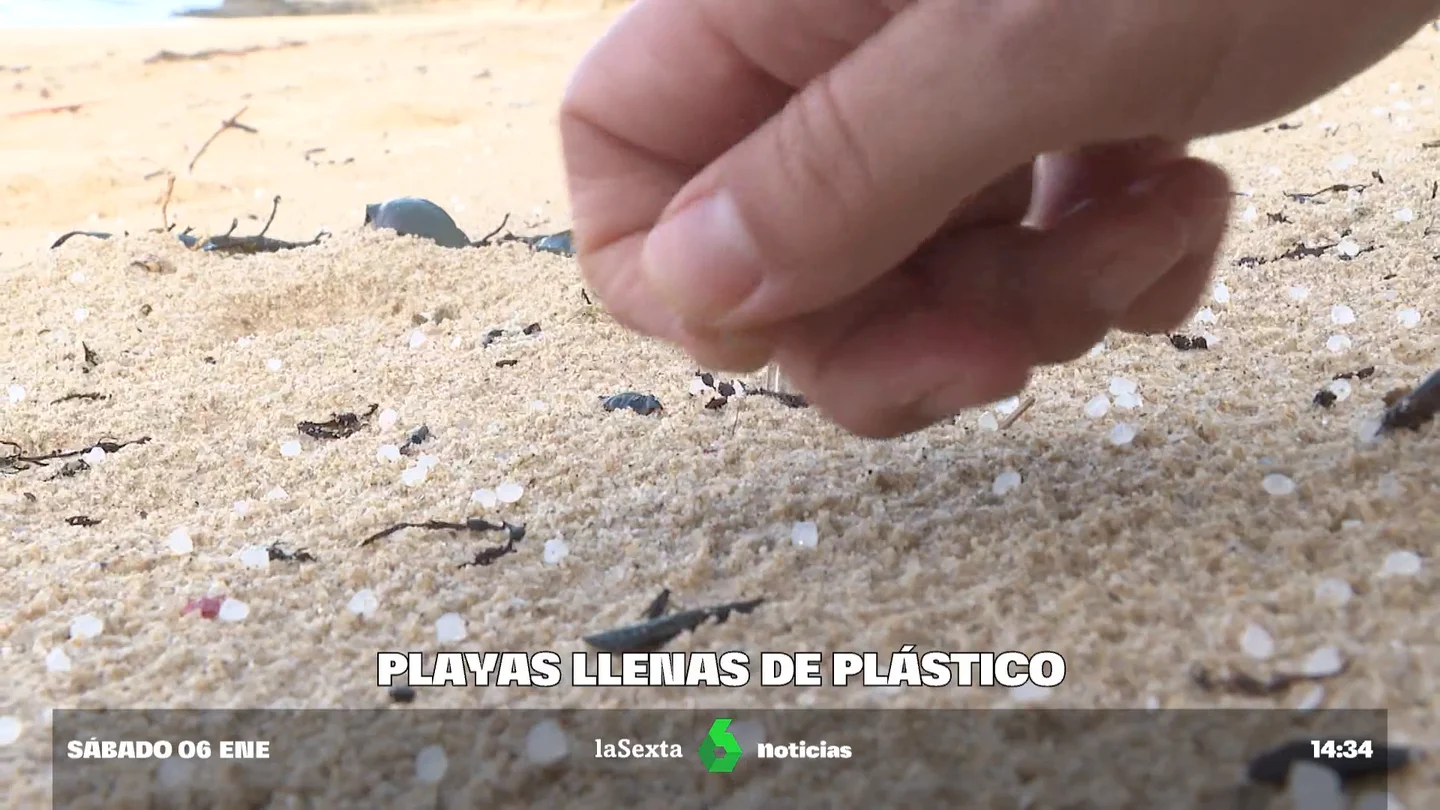 Voluntarios limpian las playas de Galicia del plástico que perdió un barco: "Es como recoger 50.000 granos de arroz" Voluntarios limpian las playas de Galicia del plástico que perdió un barco: "Es como recoger 50.000 granos de arroz"