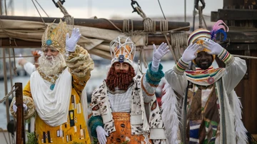 Los Reyes Magos saludan a los niños a su llegada al Portal de la Pau, a 5 de enero de 2024, en Barcelona