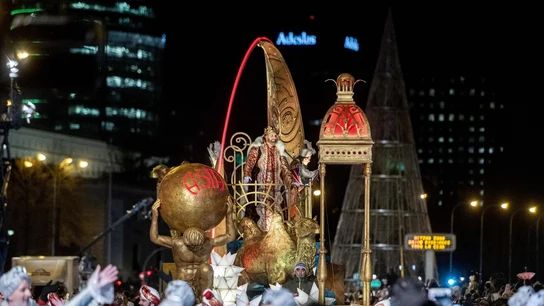 El Rey Gaspar saluda a los niños durante la cabalgata, a 5 de enero de 2024, en Madrid (España). El Rey Gaspar saluda a los niños durante la cabalgata, a 5 de enero de 2024, en Madrid (España).