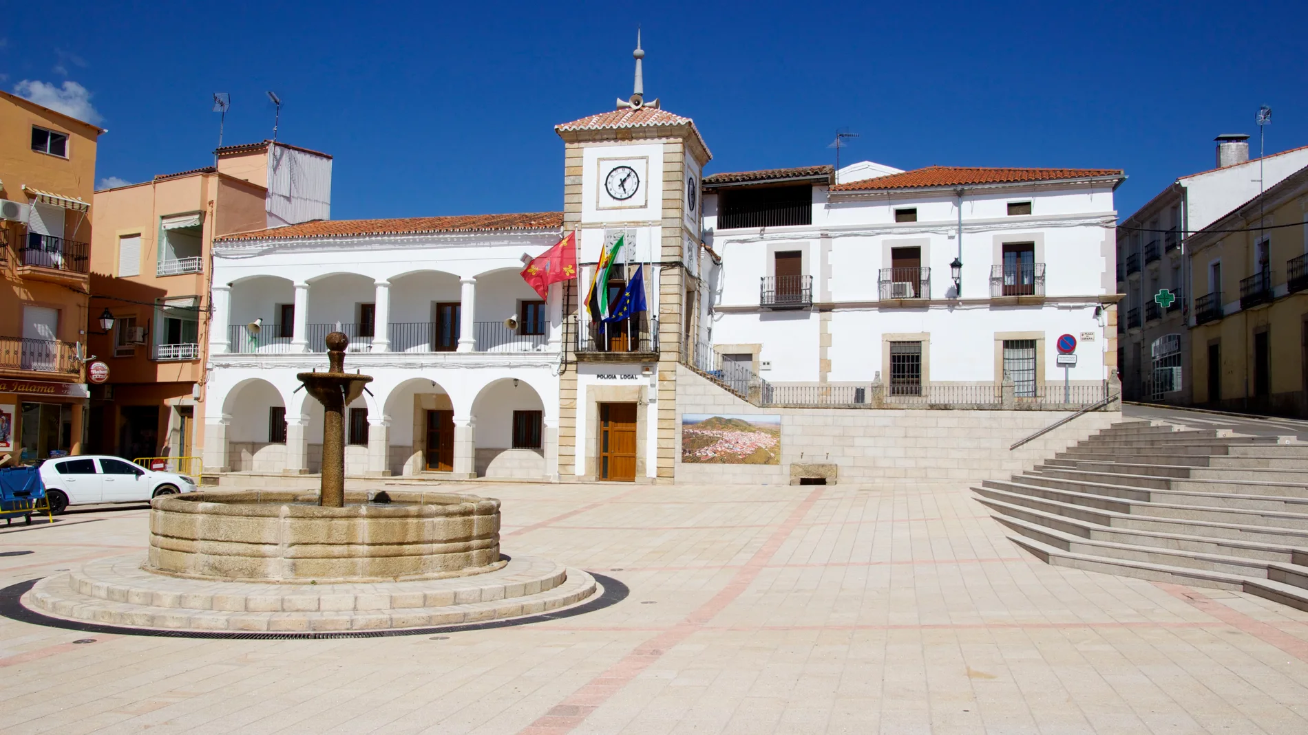 La plaza de España de Logrosán (Extremadura)