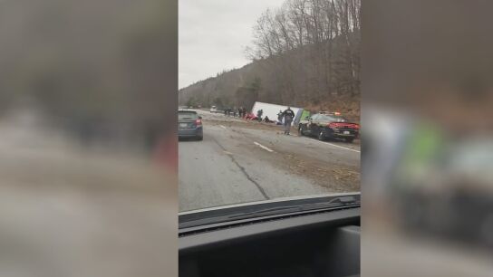 Un muerto y varios heridos tras volcar un autob&uacute;s tur&iacute;stico con pasajeros en Nueva York