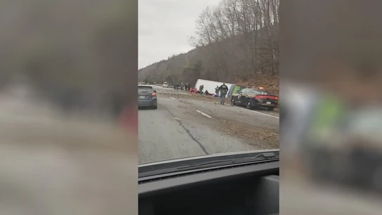 Un muerto y varios heridos tras volcar un autobús turístico con pasajeros en Nueva York Un muerto y varios heridos tras volcar un autobús turístico con pasajeros en Nueva York