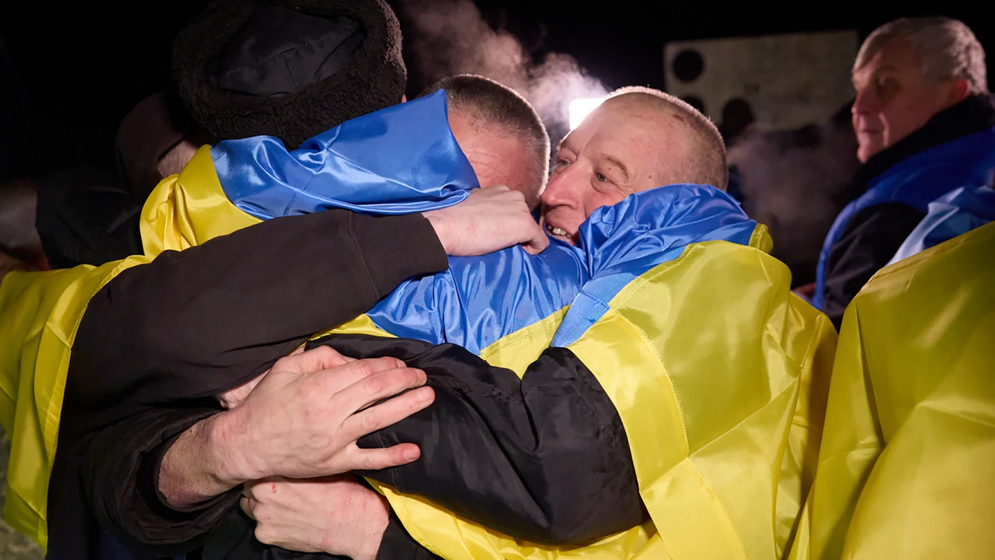 Varios prisioneros ucranianos abrazándose después de un intercambio con Rusia en Sumy el 3 de enero Varios prisioneros ucranianos abrazándose después de un intercambio con Rusia en Sumy el 3 de enero