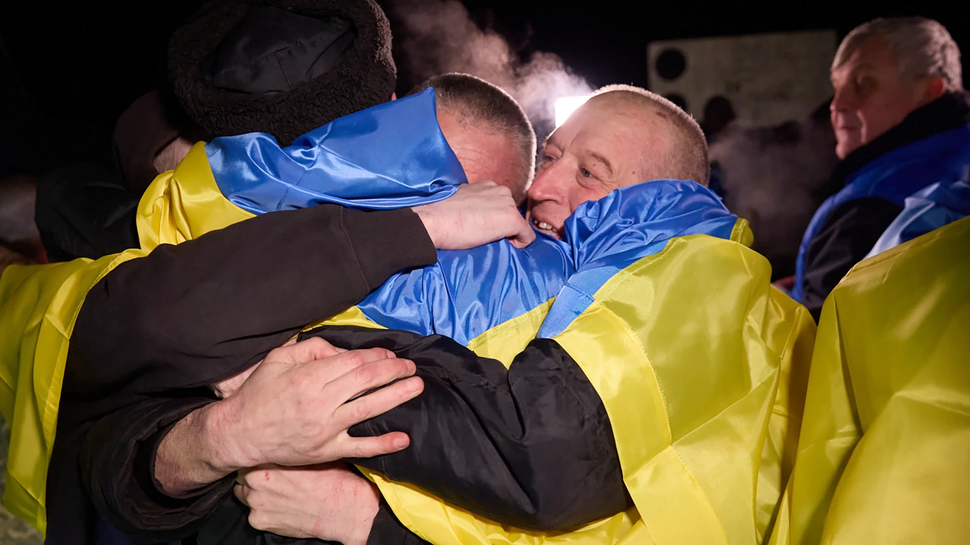 Varios prisioneros ucranianos abrazándose después de un intercambio con Rusia en Sumy el 3 de enero