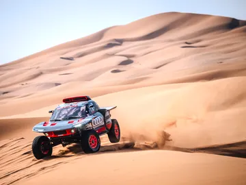 Carlos Sainz se sitúa líder del Dakar y Peterhansel canta las 50 Carlos Sainz se sitúa líder del Dakar y Peterhansel canta las 50