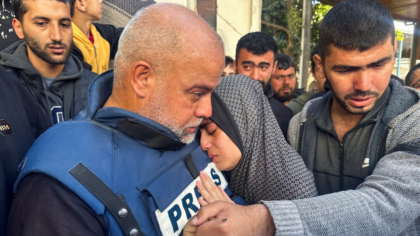El periodista de 'Al Jazeera' Wael Al-Dahdouh abraza a su hija durante el funeral de su hijo, el periodista Hamza Al-Dahdouh, víctima de un ataque israelí. 