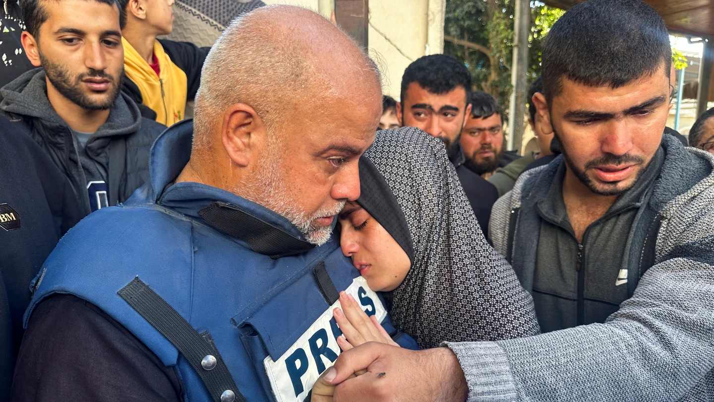 El periodista de 'Al Jazeera' Wael Al-Dahdouh abraza a su hija durante el funeral de su hijo, el periodista Hamza Al-Dahdouh, víctima de un ataque israelí. El periodista de 'Al Jazeera' Wael Al-Dahdouh abraza a su hija durante el funeral de su hijo, el periodista Hamza Al-Dahdouh, víctima de un ataque israelí.