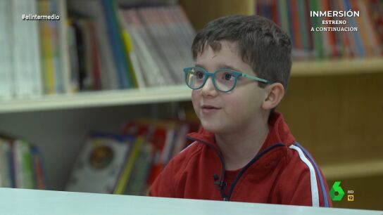 As&iacute; explica un ni&ntilde;o a Thais Villas c&oacute;mo es viajar en coche: "Es agradable siempre que no vomitas o te mareas"