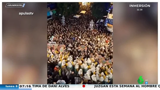 El cántico viral en la Cabalgata de Reyes de Sevilla con la canción de Quevedo y Bizarrap: "La cantan hasta los Reyes" El cántico viral en la Cabalgata de Reyes de Sevilla con la canción de Quevedo y Bizarrap: "La cantan hasta los Reyes"