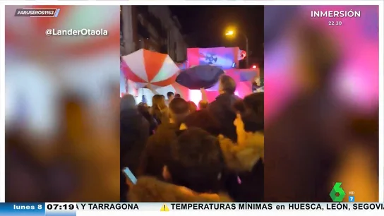 "¡Ratas! ¡Rompéis sueños!": polémica en una cabalgata de Reyes por el uso de paraguas para coger caramelos "¡Ratas! ¡Rompéis sueños!": polémica en una cabalgata de Reyes por el uso de paraguas para coger caramelos