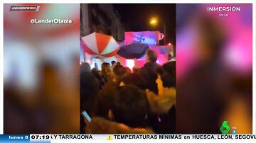 "¡Ratas! ¡Rompéis sueños!": polémica en una cabalgata de Reyes por el uso de paraguas para coger caramelos