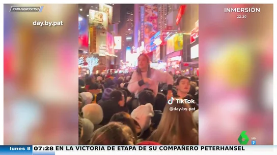 Times Square se vuelca con un grupo de amigos para que encuentre a su colega desaparecido: "One, two, three, ¡Toniii!" Times Square se vuelca con un grupo de amigos para que encuentre a su colega desaparecido: "One, two, three, ¡Toniii!"