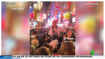 Times Square se vuelca con un grupo de amigos para que encuentre a su colega desaparecido: "One, two, three, ¡Toniii!"