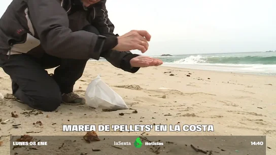 "Plaga" de pellets en la costa gallega: la difícil tarea de recoger partículas del tamaño de un grano de arroz "Plaga" de pellets en la costa gallega: la difícil tarea de recoger partículas del tamaño de un grano de arroz