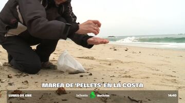 "Plaga" de pellets en la costa gallega: la difícil tarea de recoger partículas del tamaño de un grano de arroz