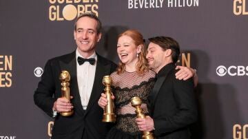 Matthew Macfadyen, Sarah Snook y Kieran Culkin, ganadores del Globo de Oro en 2024 por 'Succession'.