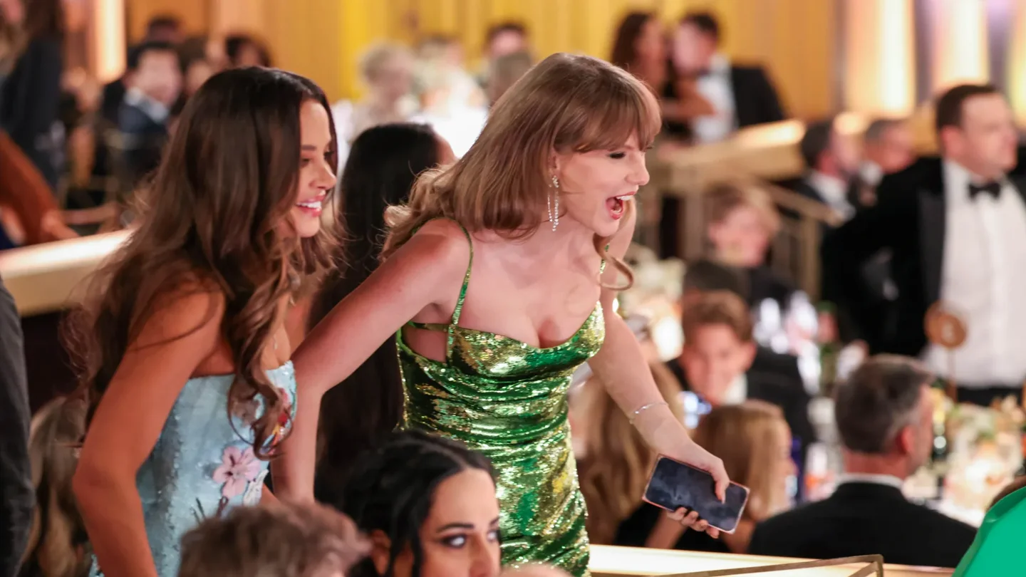 Taylor Swift, junto a la actriz Keleigh Teller, ha sido una de las protagonistas de los Globos de Oro 2024 más seguida por las cámaras. Taylor Swift, junto a la actriz Keleigh Teller, ha sido una de las protagonistas de los Globos de Oro 2024 más seguida por las cámaras.