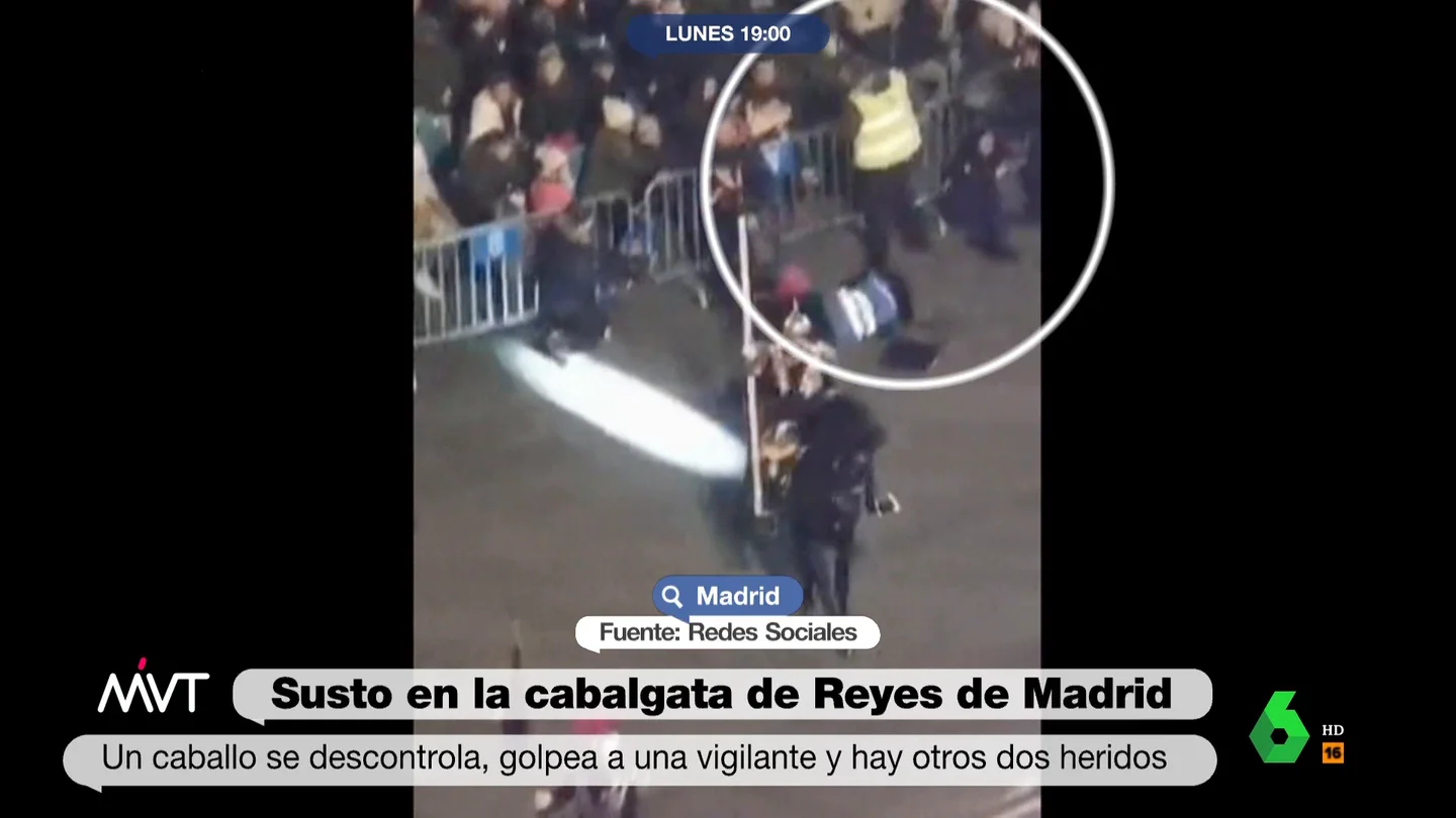 Un caballo se desboca en la cabalgata de Reyes de Madrid y rompe la cadera a una vigilante "Es un incidente que no tiene que llegar a nada más", afirma David Ruiz, CEO de la empresa de seguridad en la que trabaja la vigilante herida en la cabalgata de Reyes de Madrid. Según él, un holograma podría haber asustado al caballo.