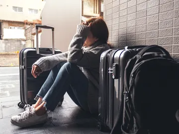 Mujer triste en el aeropuerto Mujer triste en el aeropuerto