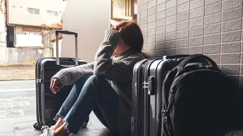 Mujer triste en el aeropuerto Mujer triste en el aeropuerto