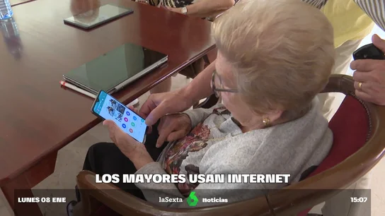 Una mujer mayor usando su móvil eva mayores